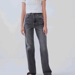 zara wide jeans - Säljer dessa jeans ifrån zara, säljer då det är förstora för mig💕 dom är avklippta så passar dig som är 160-165