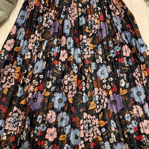 Fin blommig kjol! - Fin skick! Passar bra till hösten 