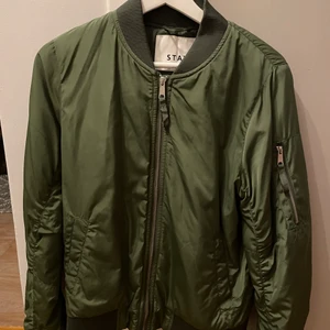 Bomberjacka grön - Grön bomberjacka i fint skick.                                                 Storlek Medium, pris 100 kr+fraktkostnad 📦 