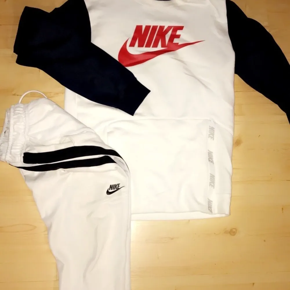 Schysst Nike dress, använd 1-2 ggr. Dragkedja ficka på tröjan vilket är väldigt ovanligt, speciell dress inget man hittar på stadium!. Tröjor & Koftor.