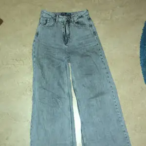 Säljer dessa snygga jeans från strafivarius, knappt använda, super fina💕står ej för frakt, skriv för fler bilder!!