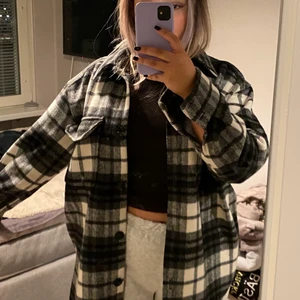 Svart rutig jacka från H&M - Mysig höst/vårjacka från H&M i strl M. Skriv gärna ifall fler bilder önskas!🤍