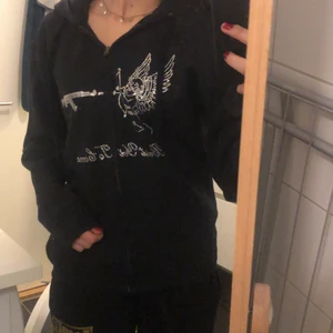 Rhinestone hoodie - Använd 1 gång, där med i nyskick. Slutsåld och vad jag vet så kommer just detta tryck inte säljas igen. Passar både killar och tjejer (unisex hoodie alltså), jag är 168 för referens. Budgivning kan ske ifall flera är intresserade. HÖGSTA BUD: 590+frakt