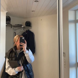 Svart Väst  - Jätte fin väst som är i nyskick, jätte snygg och skön att bära. Skriv gärna vid frågor! (Pris kan diskuteras) 