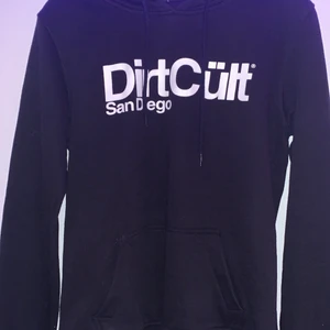 Dirtcült hoodie - Säljer denna hoodie då den inte kommer till användning. Som ni kan se på andra bilden har den några sprickor på bokstaven C. Det är inget man tänker på. Hoodien är i Storlek M men den sitter som en S. Köparen står för frakt kan även mötas upp i Ljungby eller Växjö. Ingen förhandling utan föraren till kvarn.