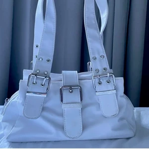 Vit väska  - Så fin vit axelremsväska💓 