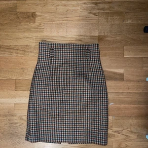 Rutig kjol - Jättefin kjol som tyvärr är alldeles för liten för mig, får inte ens på mig den längre haha. Köpt second hand i ett set för 300kr. Skulle säga storlek 34-36. Själv har jag 38. Lite tjockare, bra nu för vintern