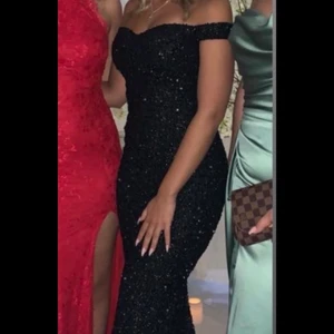 Fest klänning - Svart lång paljettklänning, strl XS. Använd 1 kväll. Uppsydd till mig som är 161 cm med ca 10 cm klackar. 