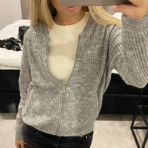 kofta - lägger upp igen på grund av oseriös köpare.. skitsnygg stickad kofta med fickor från HM. bra skick. frakt tillkommer🤎