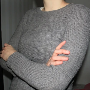 Stickad tröja - Grovstickad tröja med dragkedjedetaljer på sidorna. Riktigt cool, jättefint skick! Storleken är 36 men passar definitivt större! För referens är jag 180 cm och brukar ha M/L. Kontakta mig för fler bilder och mer info. Kolla gärna mina andra annonser!✨️