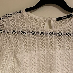 Vit topp - Jätte fin vit topp från bikbok men som tyvärr för liten för mig. Aldrig använd men har tagit bort tagen 💕 Pris kan diskuteras vid smidig och snabb affär 💞