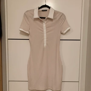 Klänning  - En tight och stretchig klänning ifrån Shein. HALVA PRISET PÅ FRAKTEN 