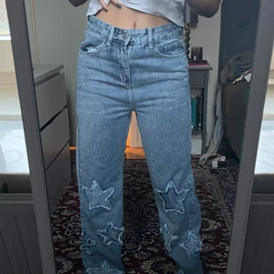 Stjärnbyxor!  - Säljer detta par byxor med stjärnor på! Jättefin passform om man gillar lite mer baggy jeans! Skickar gärna fler bilder om så behövs. Skulle säga att byxorna är midwaist, jag är ca 168 cm lång. 
