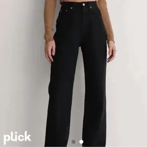 Svarta jeans från nakd, kostar 549kr nypris! Frakten är inräknad i priset, spårfrakt (jag är 170cm lång)