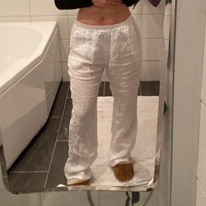 Linnebyxor  - Jätte fina linnebyxor från Chelsea! Super snygg passform, går att ha både ”lågmijade” och högmidjade💓 köptes för 400kr! Säljer då de inte kommer till användning längre😇 Jag är runt 160!