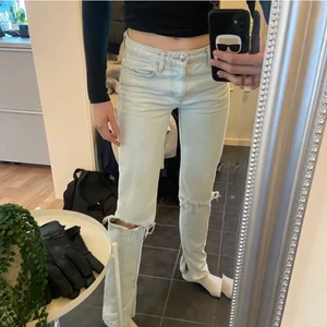 Lågmidjade zara jeans - Jättefina lågmidjade jeans med slits och hål på knäna som jag gjort själv. Fint skick och inte använda många gånger💓jag är 172 och dem är bra längd på mig