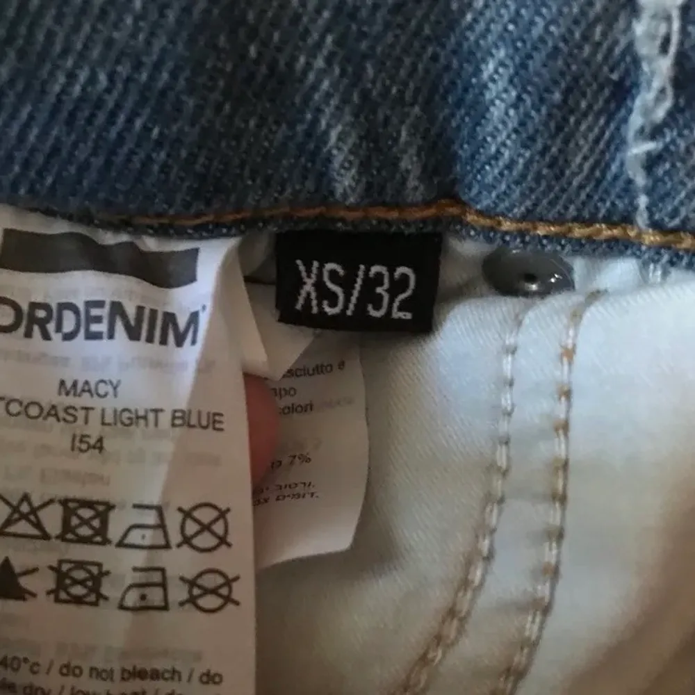 Säljer mina dr denim jeans. Knappt använda pga av att dom är för korta. (Jag är 165). Jeans & Byxor.