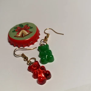 Jul örhängen🎄🎅🏽 - Säljer dom här örhängena för 10kr 🎄 Har gjort dom själv🎅🏽 är så söta😍
