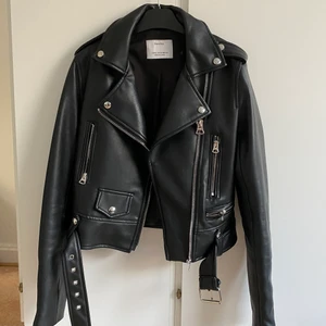 Svart Skinnjacka XS - Svart skinnjacka från Bershka i XS; Köpt för 2 år sedan och använd några gånger med inga defekter.