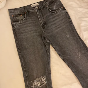 Zara jeans - Populära gråa jeans från zara. Storlek 44 då jag haft dem oversize. Inte så stretchiga, raka i modellen.. Frakt tillkommer 