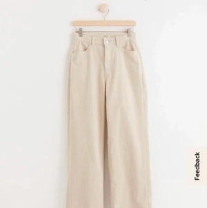 Byxa högmidjade i Manchester material  - Ett par snygga beiga byxor i storlek 40 säljer pga dom är för stora för mig och för korta. De är från Lindex och köpte dom för 500. 