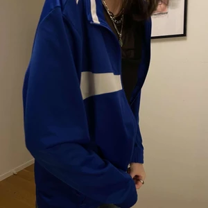 Blå och vit kofta - En blå och vit kofta i tränings material. Långa armar och fin färg. 