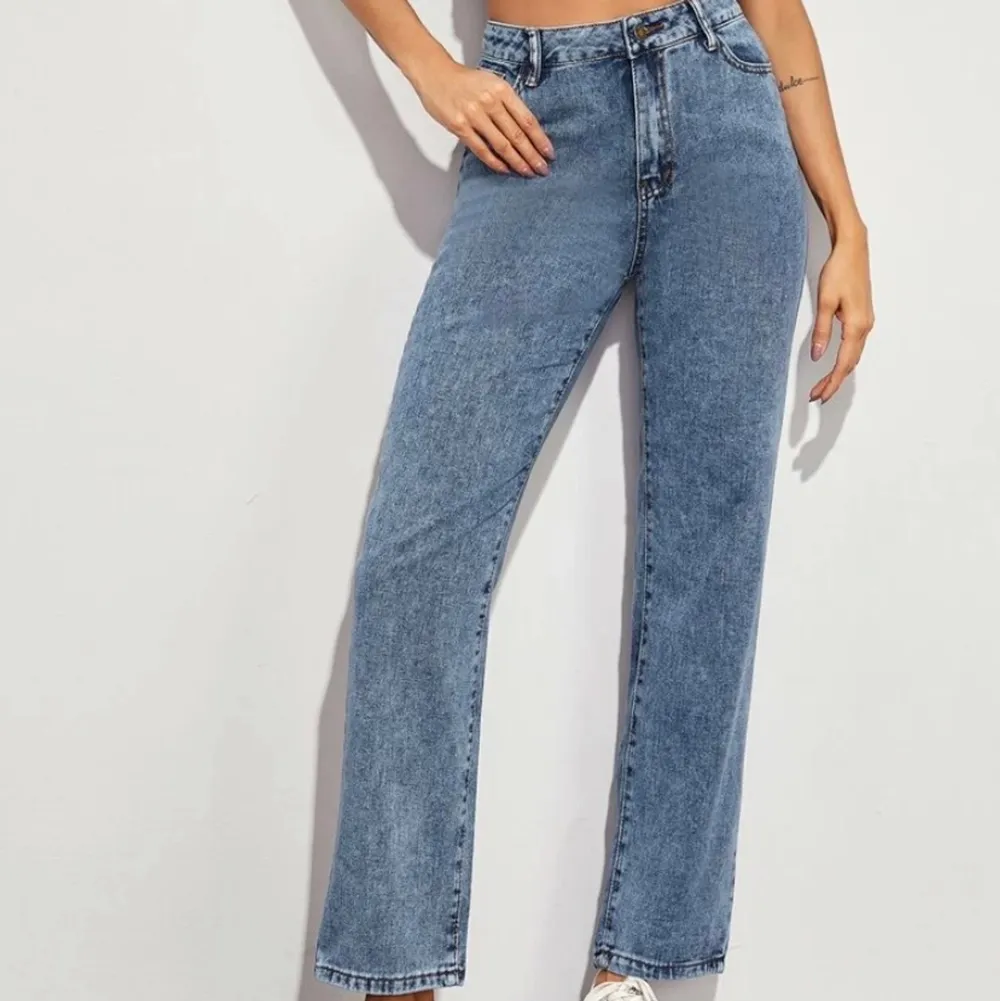 långa raka jeans ifrån shein, lite strechiga, knappt använda . Jeans & Byxor.