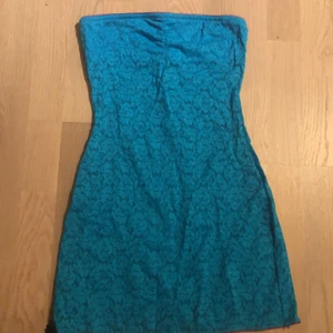 Topp - Blå-turkos, tight- topp från tezenis. Ca 59 cm lång. Köpt secondhand så det står ingen storlek, men den passar mig som har s/m. 