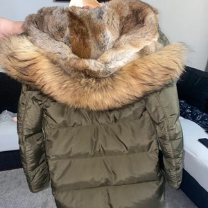 Para Jumper long bear Green  - Jag har en helt ny kemtvättad parajumper som jag tyvärr har vuxit ur.. storleken är XS, den håller dig jätte varm under vinter. 
