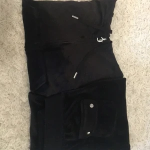 Juicy Couture - Juicy set, under del i storlek S och över del också i storlek S, helt ny. Vi kan mötas runt Stockholm.      1500+frakt men dem har små hål som inte syns som går att även fixa