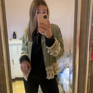 Zara- grön jeansjacka - Säljer en superfin jacka med många detaljer som gör den otroligt fin. En tappad knapp (sista bilden) men inget man tänker på om man inte stänger den. Nypris: 499kr. Möter gärna upp i Stockholm så fort som möjligt! 💕