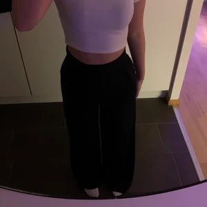 Kostymbyxor  - Säljer ett par vida kostymbyxor från Na-kd då dom aldrig kommit till användning! Jag är 165 och dom är lite långa på mig men annars sitter dom fint på! Skriv om du har intresse eller bara har någon fråga + köparen står för frakt