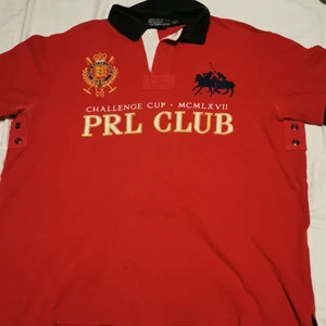 Ralph Lauren tröja  - Jättesnygg Ralph Lauren tröja som köptes för ca 2000 på Johnells eller Care of Carl. Den är sparsamt använd men har ej fläckar eller skador. 100% äkta. Kolla i min profil för att se fler liknande tröjor från samma märke. Kontakta mig vid paketpris mm. Köpare står för frakt 