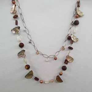 Halsband - Hemgjort halsband med två lager. Gjord av kedja och ståltråd samt pärlor. Köparen står för frakt! Skriv vid mer frågor😊