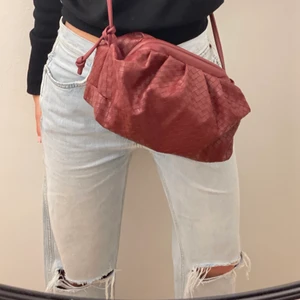 Bottega Veneta väska - Super snygg bottega veneta liknande väska i vin röd. Helt ny, använd endast en gång. Den är jätterymlig och man kan även ta bort bandet och använda den som en clutch. 😍 Säljer för 399 då den är ganska stor och i mycket bra skick 👏 