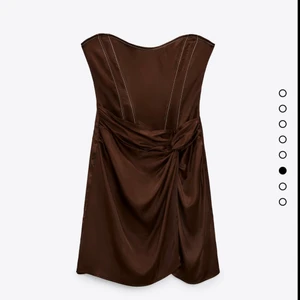 Sjukt snygg Zara klänning!  - Jag säljer nu min fina Zara klänning då den inte kommer till användning! Den är otroligt snygg på och är som ny då jag bara använt den 1 gång! Är många intresserade blir det budgivning! (Lånade bilder, men exakt samma klänning som på bilderna) 