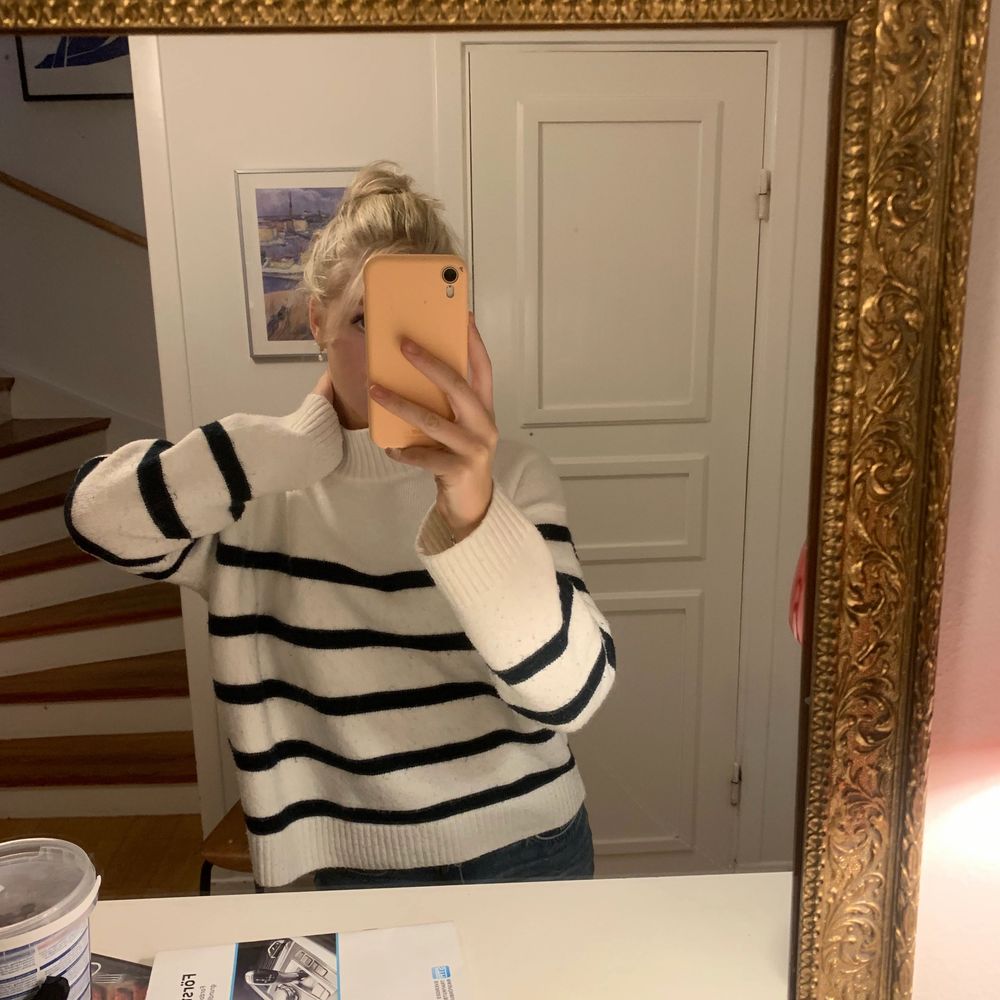 Säljer denna fina och trendiga tröjan från H&M. Inköpt i våras och sparsamt använd. Inga defekter och sitter väldigt skönt. I strl XS men oversize modell så sitter som en S/M. Vid flera intresserade blir det budgivning.. Stickat.