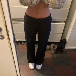 Lågmidjade kostymbyxor - Lågmidjade kostymbyxor köpta här på plick emn tyvärr lite stora på mig:( Står ingen storlek men skulle säga att de är en s❤️