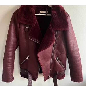 Vinröd jacka från Zara - En vidröd jacka från Zara i strl S. Inga defekter och perfekt nu inför vintern då den är fodrad och supermysig!❄️ passar även M (lånade bilder)