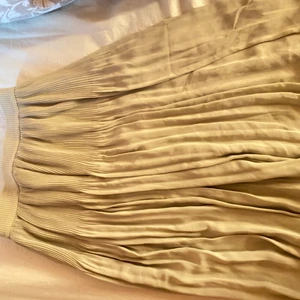 Långkjol från Ginatricot - Säljer denna långkjol från Ginatricot, knappt amvänd då de inte va riktigt min stil.