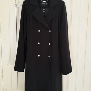 Svart kappa  - Svart trench coat Strl 36 från MQ. Knappt använd men något nopprig under armen. 