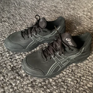 Asics strl 39 (37/38)  - Helt nya svarta Asics i strl 39 men upplevs absolut mer som 37/38! Jag är mellan 38/39 och de är alldeles för små/tighta så skulle uppskatta att den känns mer som mellan 37/38! Säljes därmed pga för små, aldrig använda! 