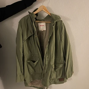 Militärgrön jacka - Militärgrön i mycket bra skick. Storlek 46(lite stor på modellen). Pris kan diskuteras. 💚