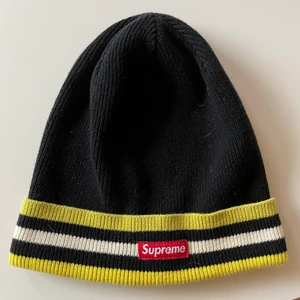 Supreme mössa - Köpte den på sellpy så kan inte garantera äkthet därför billig- ni får göra legitcheck själva (: