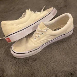 Ljusgula Vans  - köpta för 600kr, lite smutsiga men inte jätte slitna, lite små i storleken så de passar någon som har 37