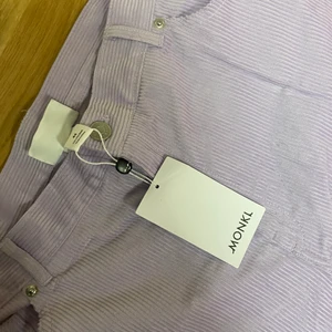 Corudroy byxor  - Säljer dessa lila corduroy byxor från Monki, då de skickade fel storlek och jag inte hunnit returnera de. De är hyfsat skrynkliga, men inget som lite strykning kan fixa ☺️ Nypris 350