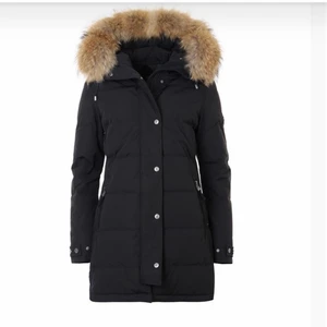 Hollies jacka i nyskick - Jag säljer nu min jätte fina hollies jacka med äkta päls då den ej kommer till användning längre. Den är i super fint skick utan några defekter.  Den är figursydd och formar kroppen fint.🤩 NYPRIS: 5000