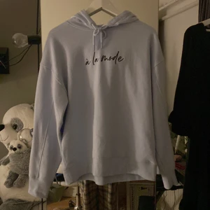 New yorker ljus blå hoodie - Ljus blå hoodie från new yorker i Göteborg. Storlek L/XL. Använd ett fåtal gånger