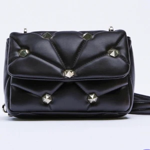 Zara väska - Så snygg trendig zara väska, knappt använd!💕. Pris kan diskuteras 