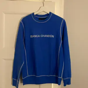 Snygg blå Bianca Chandon tröja. Skönt material! Köpt på tres bien i Malmö. Bra skick. 